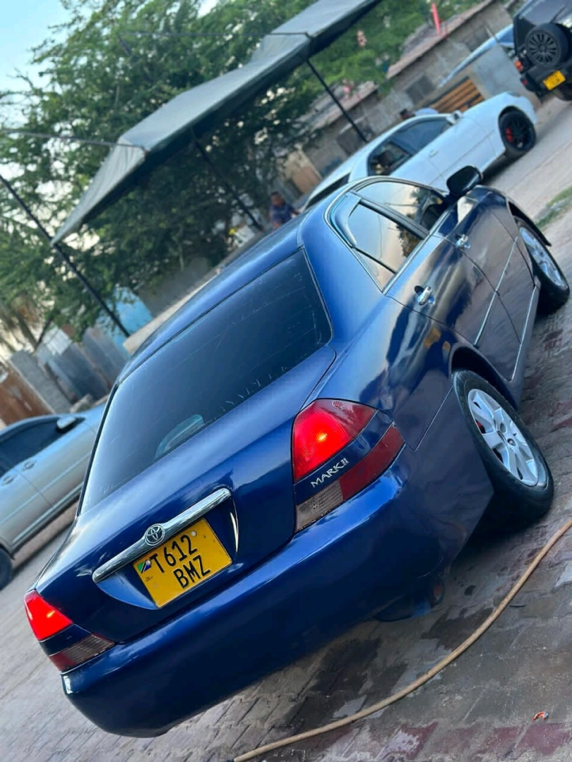 Used Blue Toyota GX110 Sedan (2000) thumbnail 3