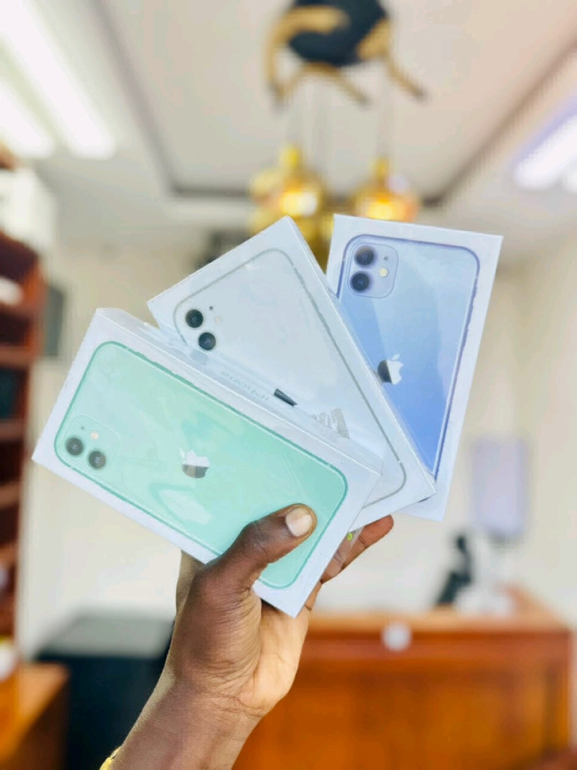 Apple iPhone 11 128GB with Accessories (AirPods Max) thumbnail 2