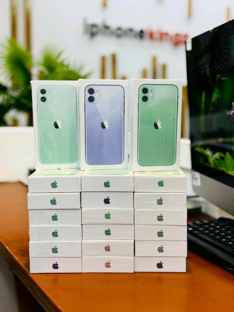 Apple iPhone 11 128GB with Accessories (AirPods Max) thumbnail 3