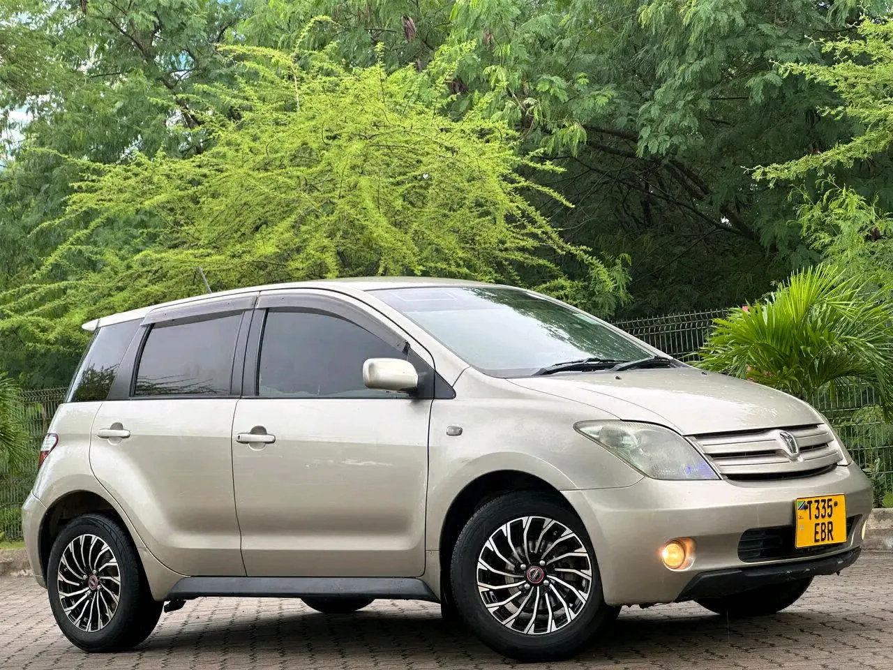 Toyota Ist 2004 Gold (EBR) thumbnail 3