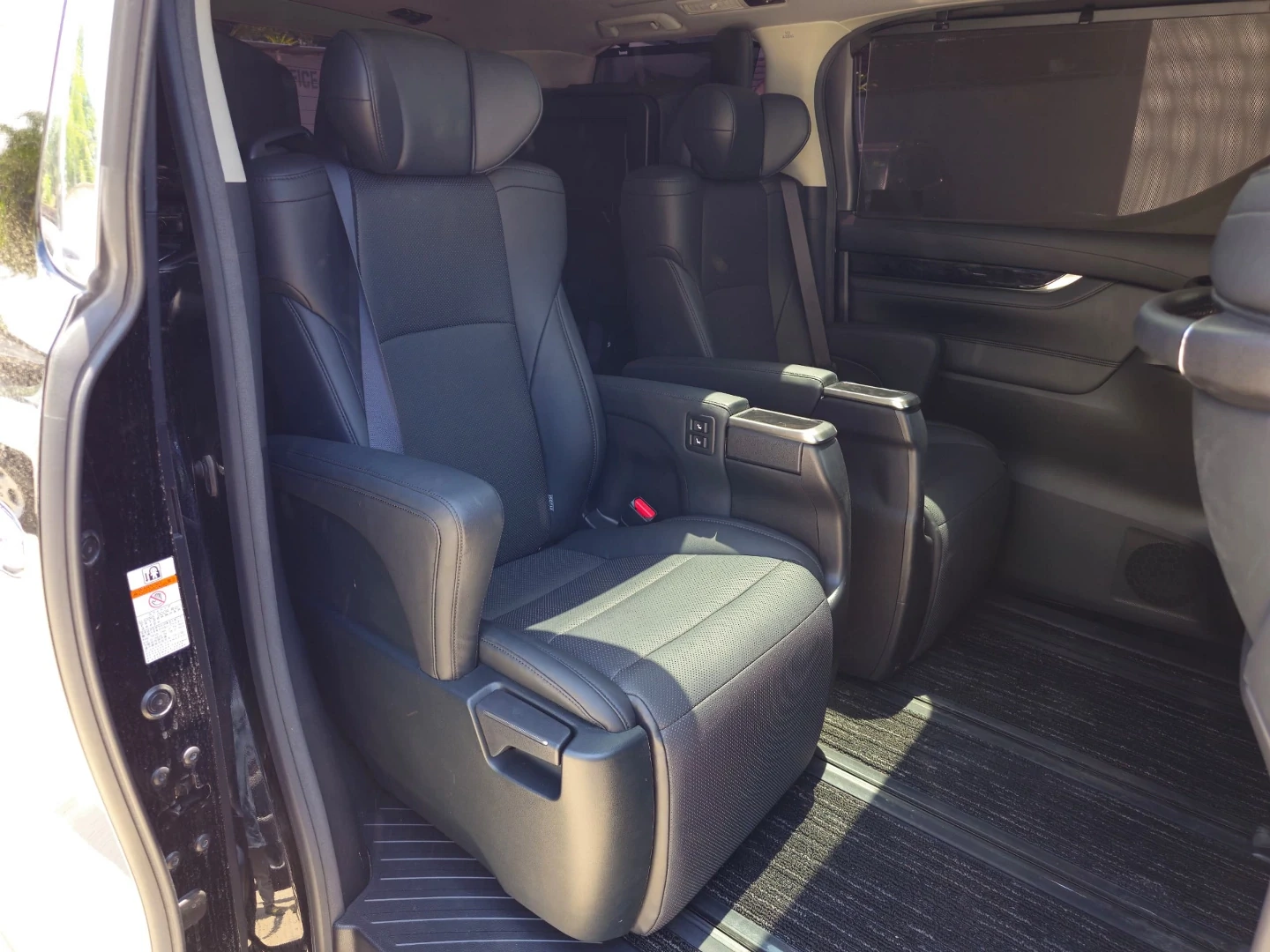 Toyota Alphard Luxury Van 2018 New Model thumbnail 4