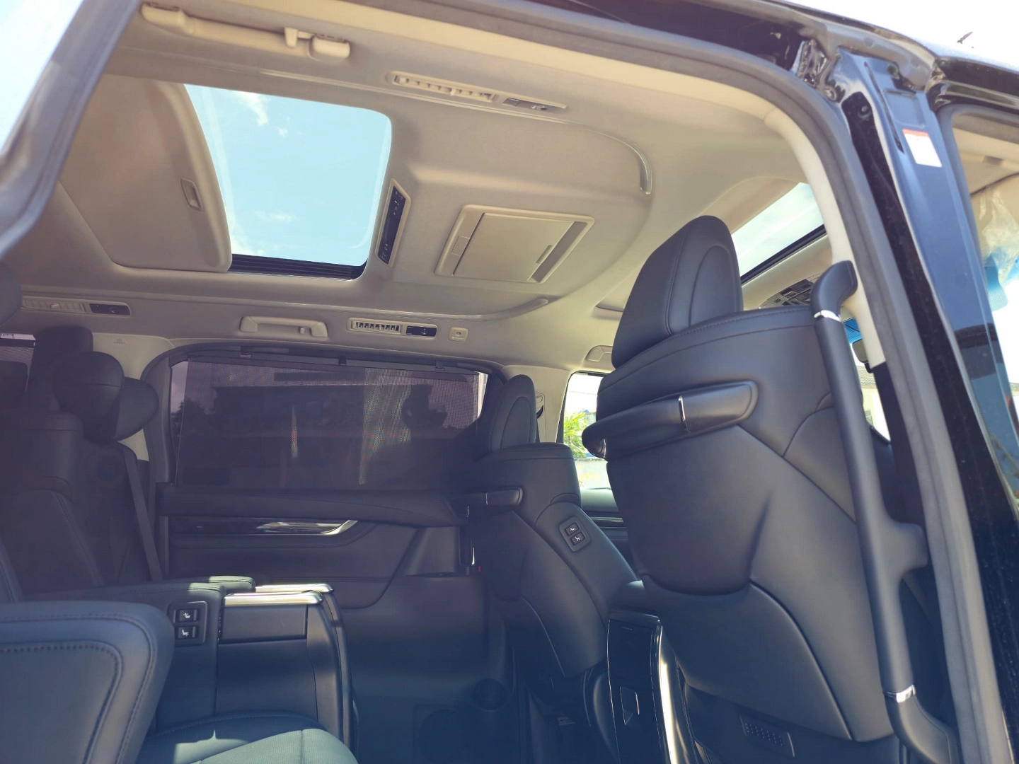 Toyota Alphard Luxury Van 2018 New Model thumbnail 6