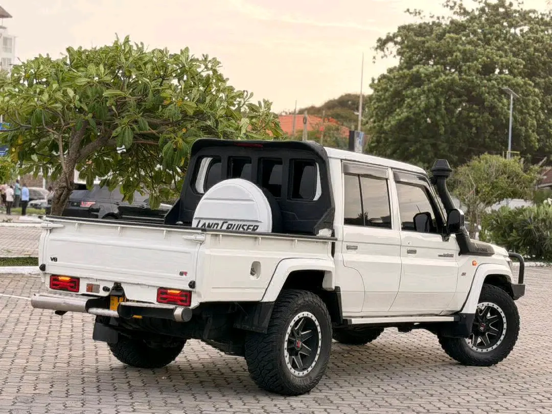 Toyota Land Cruiser Pickup 2016 Diesel (Imported) thumbnail 5