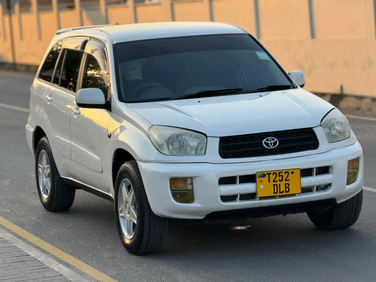 Toyota Rav4 SUV thumbnail 5