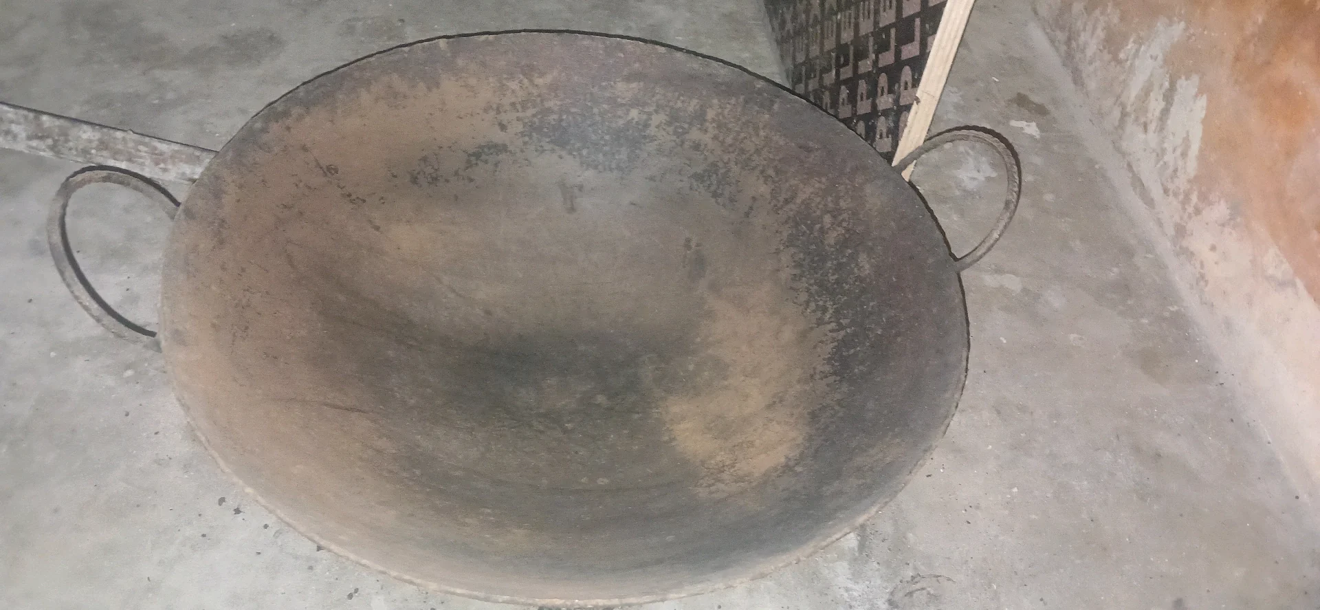Makarai Mawili na Zawadi (Two Cooking Pans)