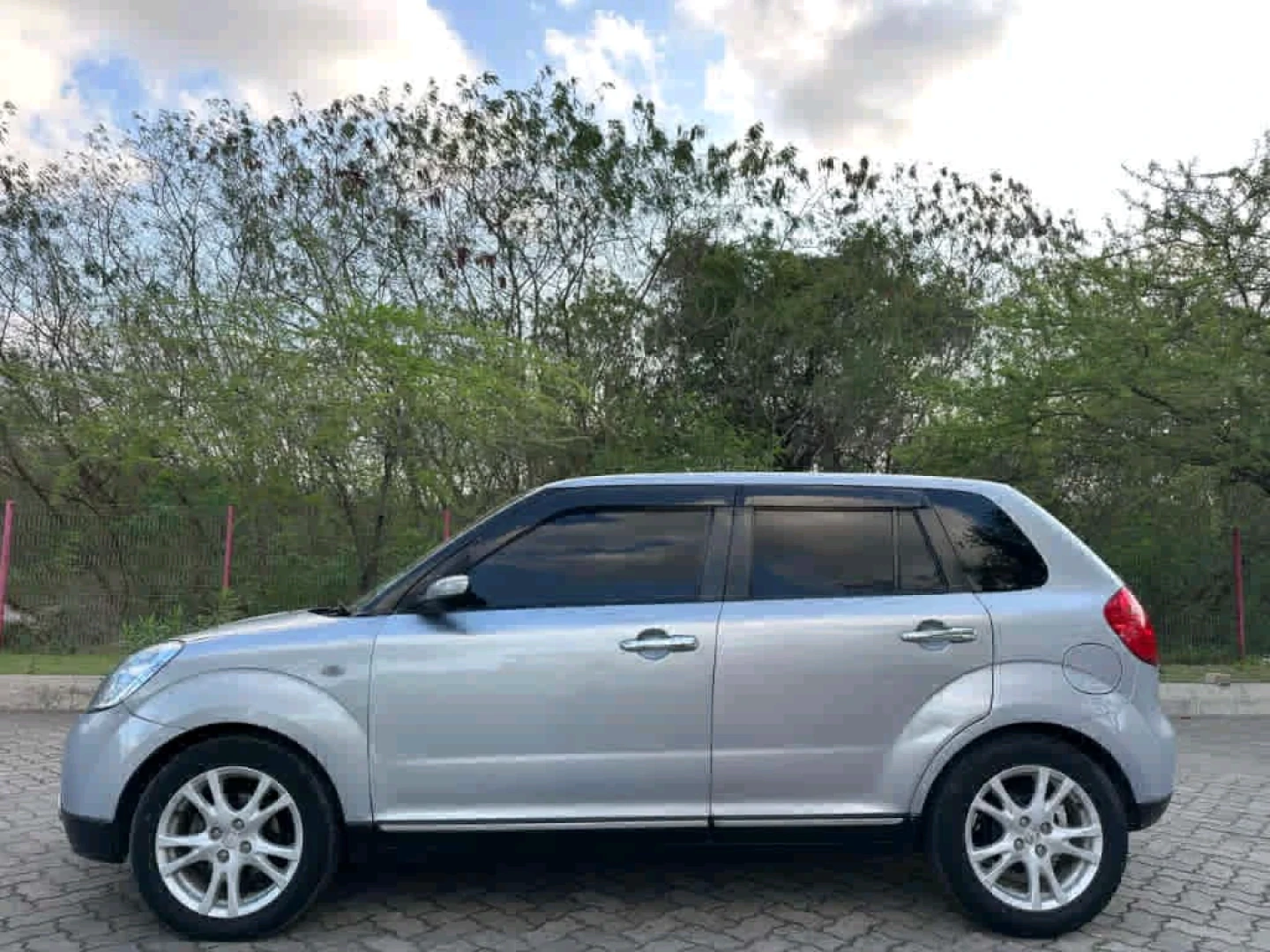 Silver Mazda Verisa 2006 Automatic thumbnail 4