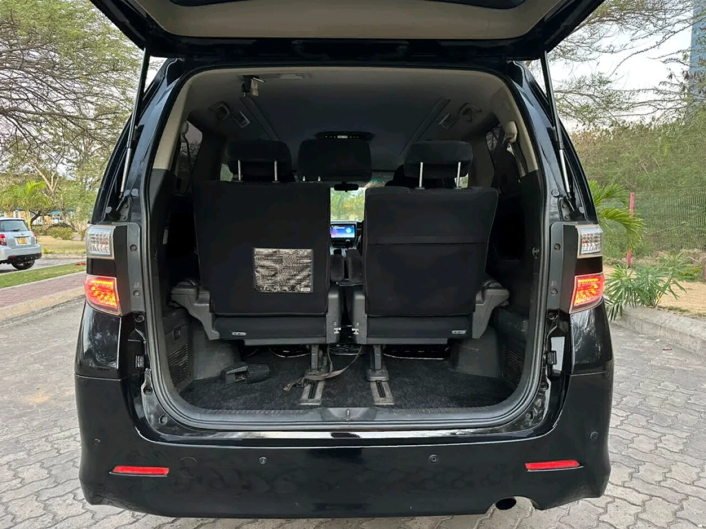 Black Toyota Vellfire 2009 Reg EBE for Sale thumbnail 7