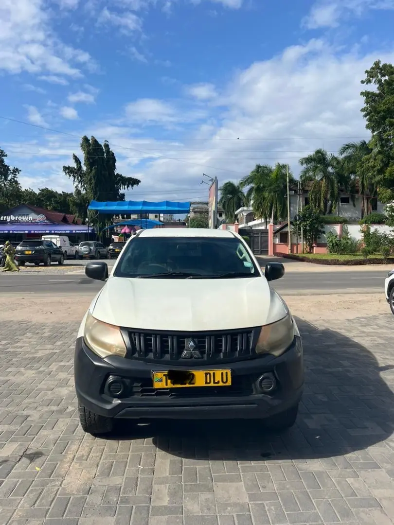 Mitsubishi L200 Pickup thumbnail 2