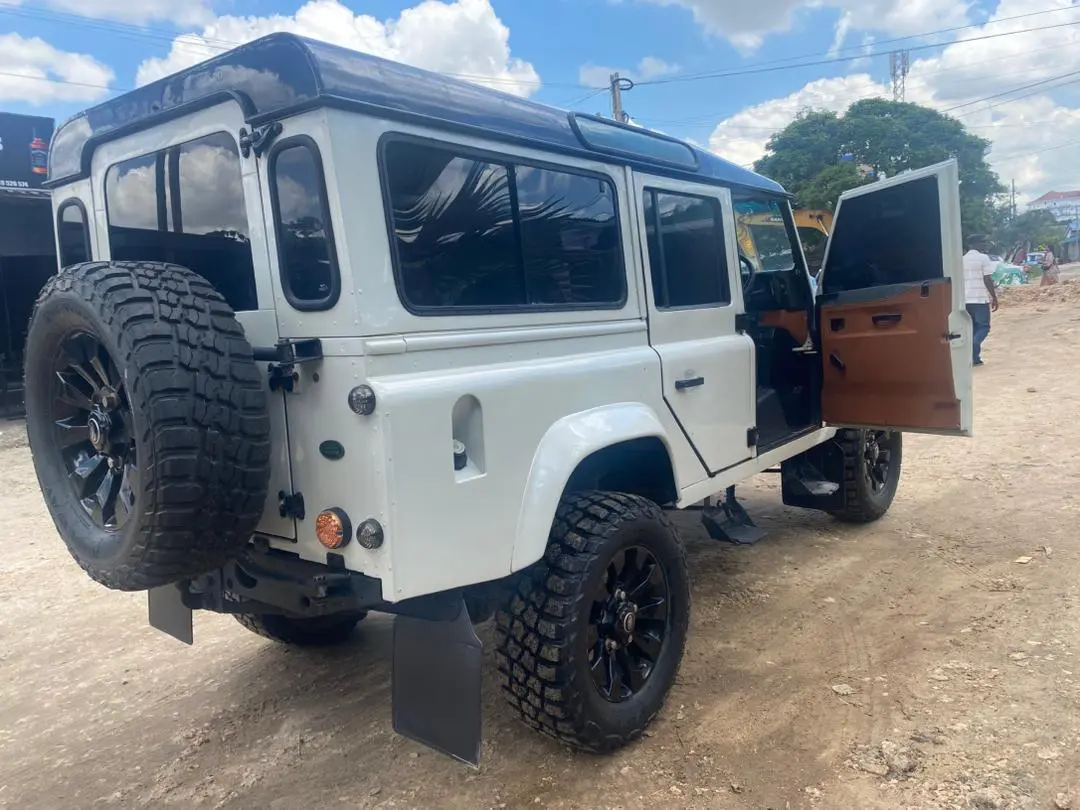 Land Rover Defender Kali Sana thumbnail 2