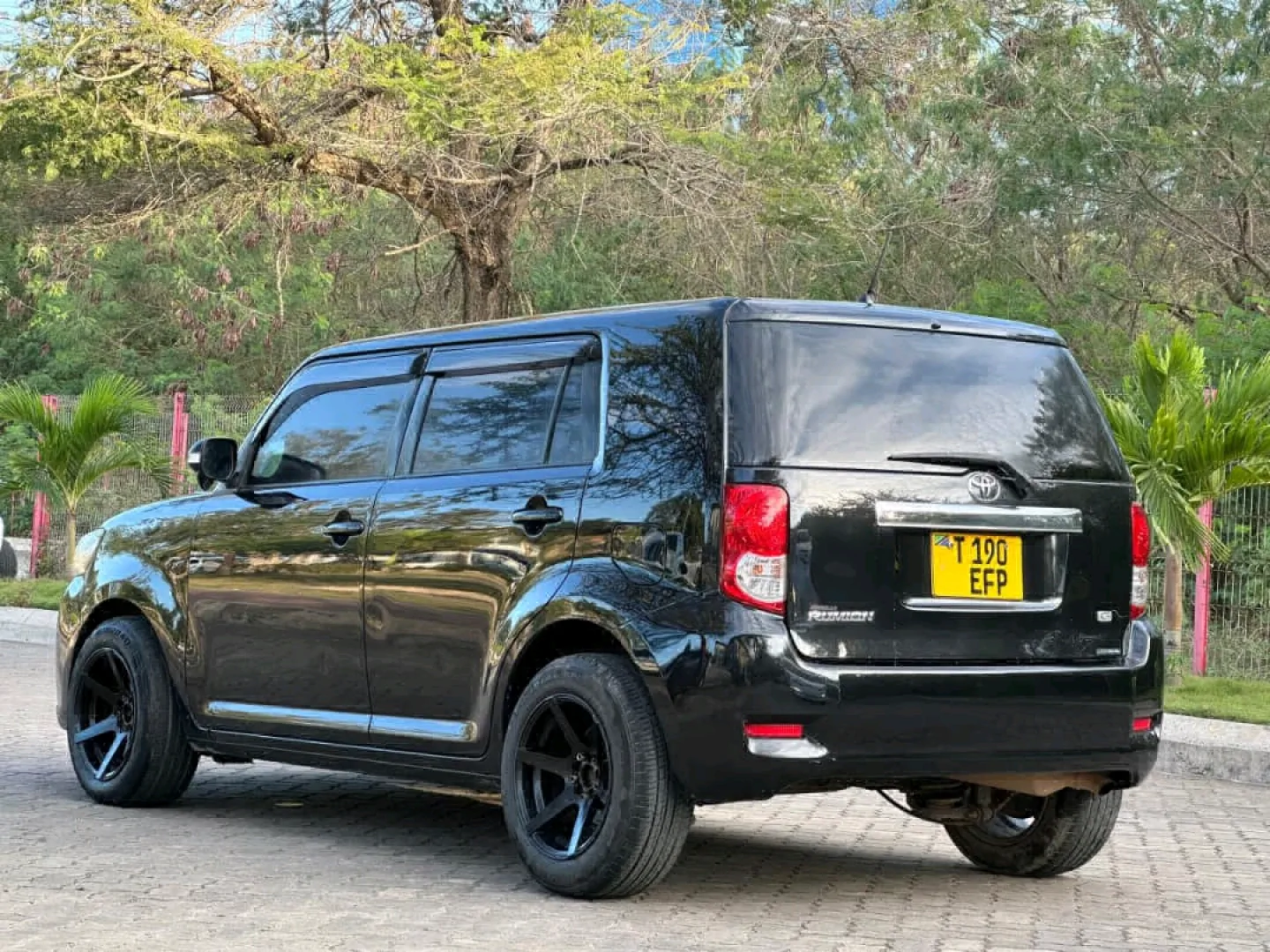 Black Toyota Rumion 2009 Model thumbnail 2