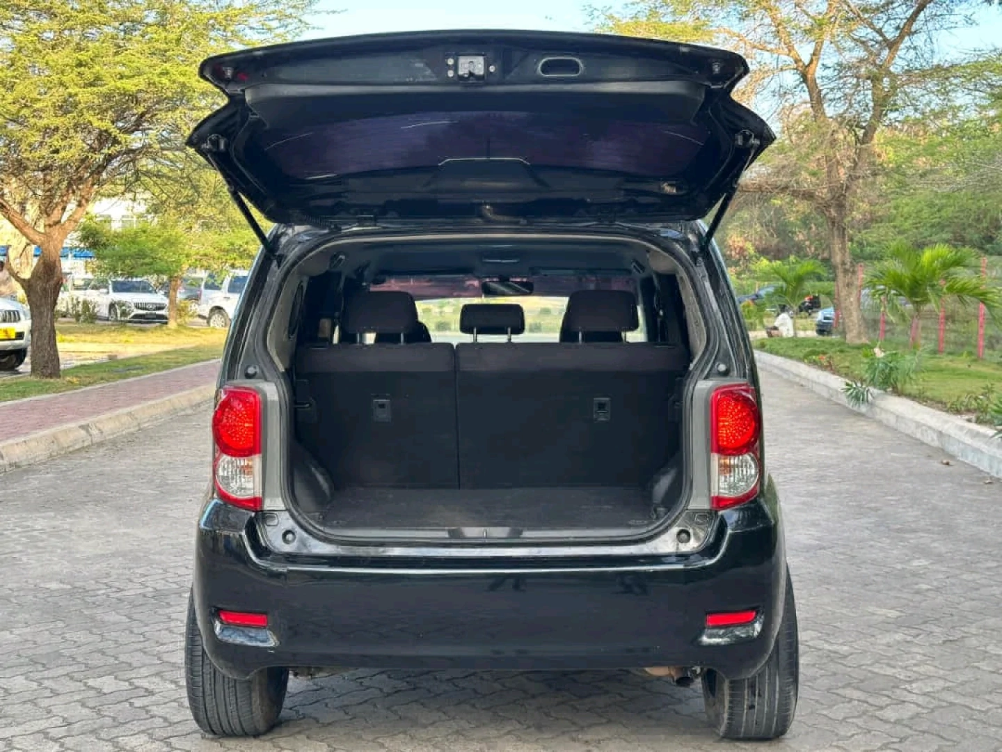 Black Toyota Rumion 2009 Model thumbnail 3