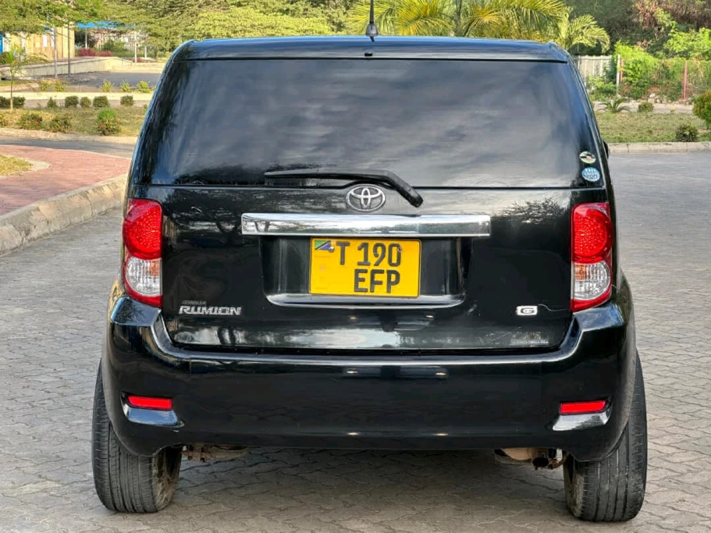 Black Toyota Rumion 2009 Model thumbnail 4