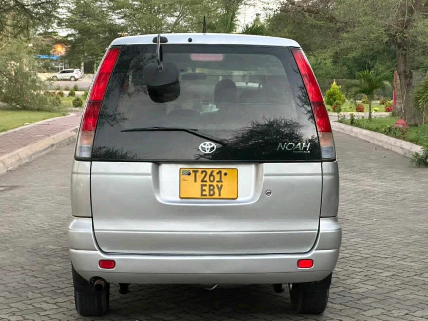 Toyota Noah SR40 Van 2002 Model thumbnail 2