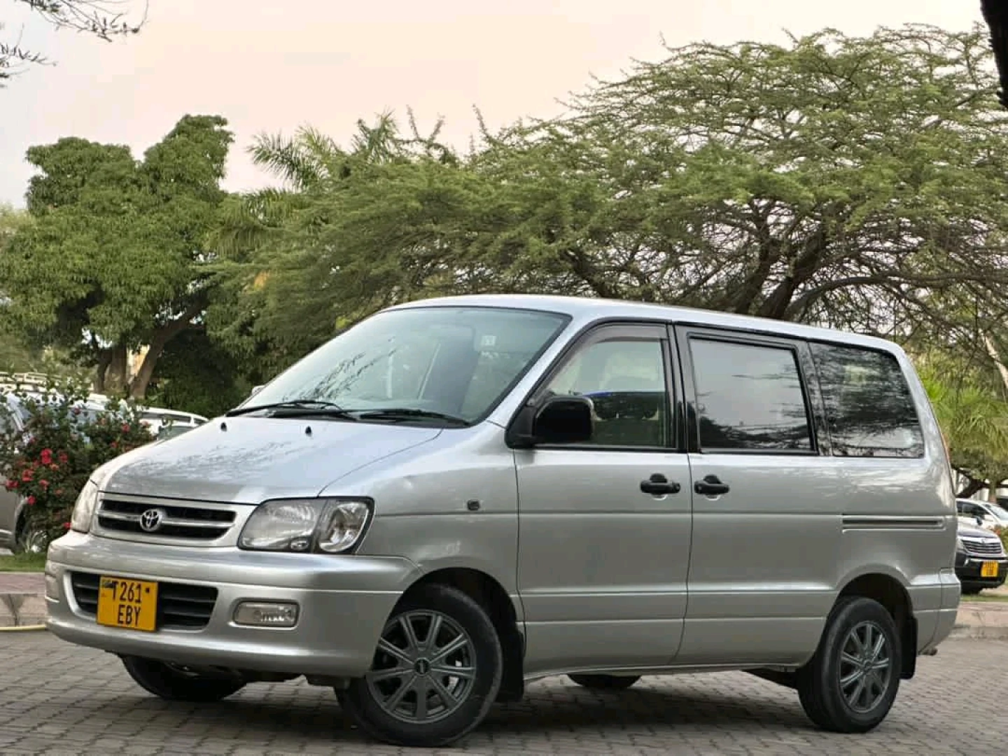 Toyota Noah SR40 Van 2002 Model thumbnail 3