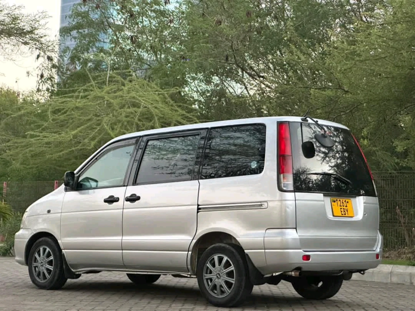 Toyota Noah SR40 Van 2002 Model thumbnail 4