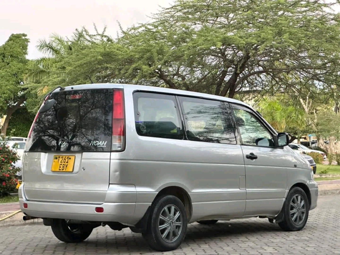Toyota Noah SR40 Van 2002 Model thumbnail 5