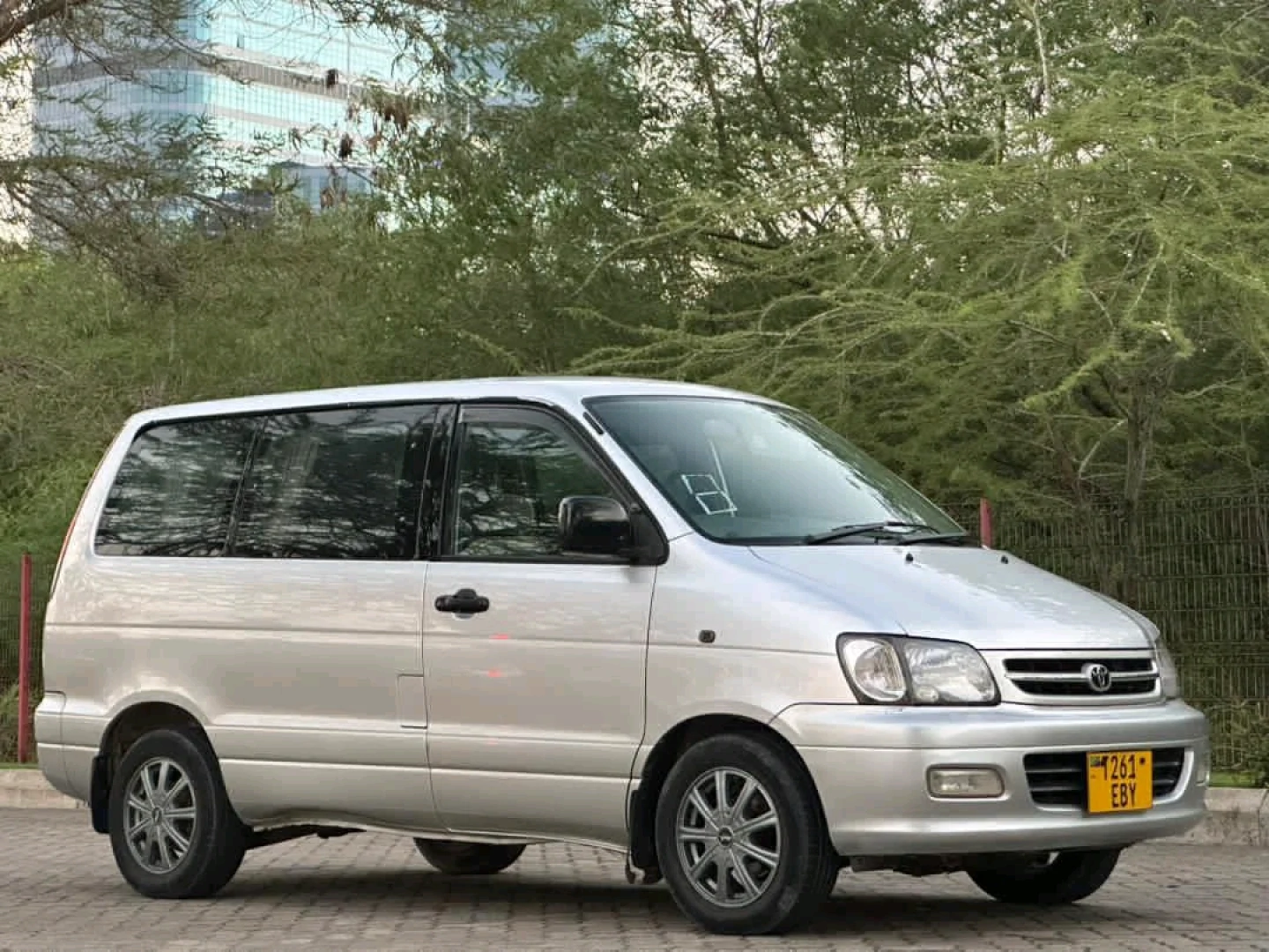 Toyota Noah SR40 Van 2002 Model thumbnail 6