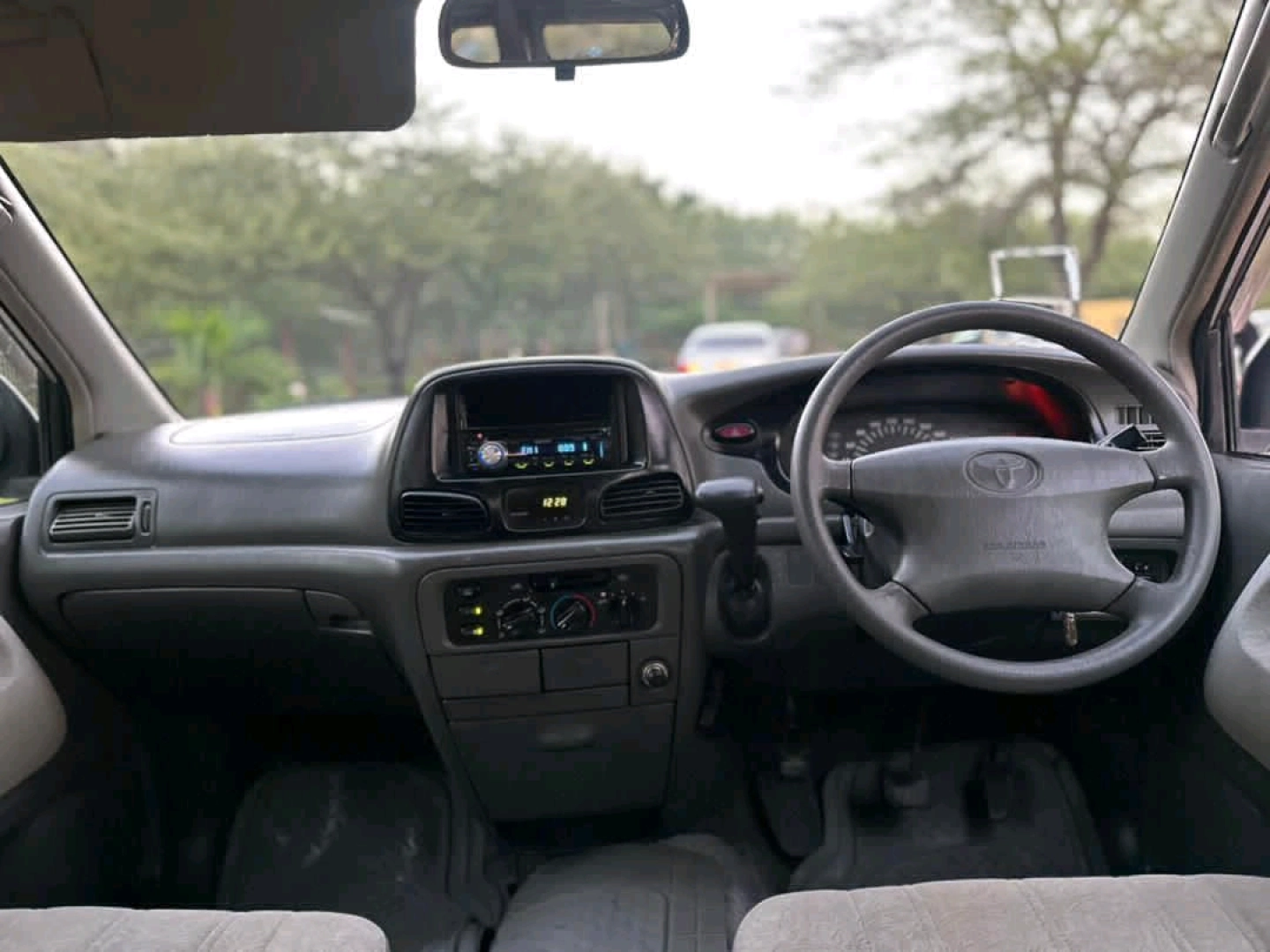 Toyota Noah SR40 Van 2002 Model thumbnail 8