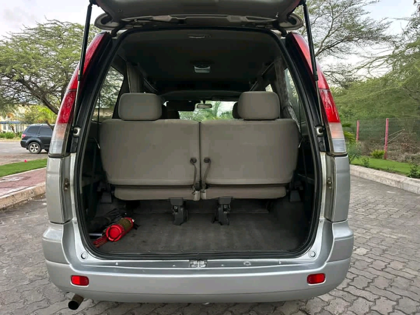 Toyota Noah SR40 Van 2002 Model thumbnail 9