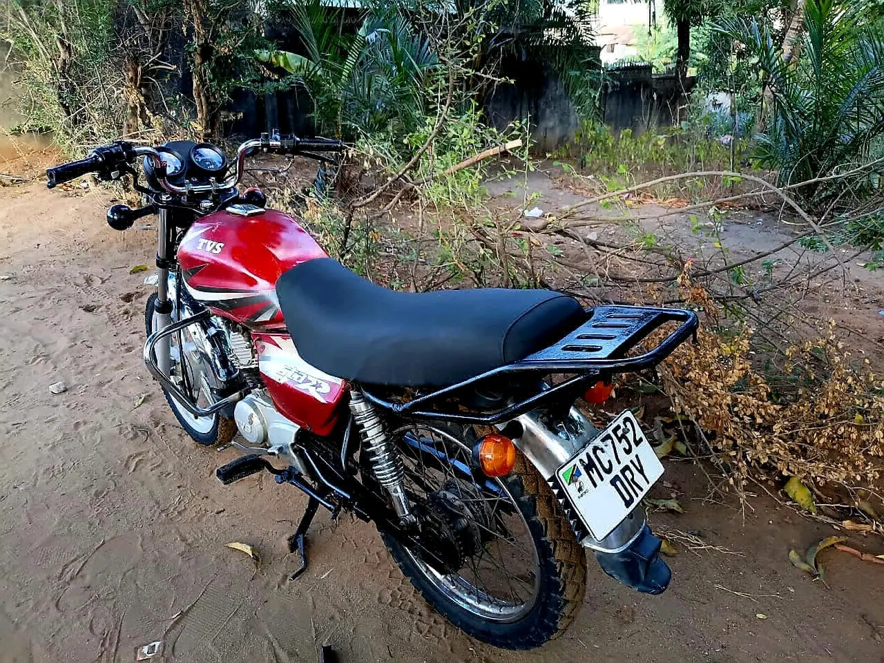 Pikipiki TVS Nyekundu na Nyeusi