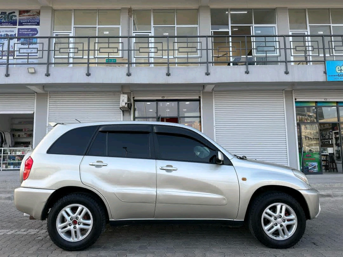 Toyota RAV4 J Kill Time 2003 Gold SUV thumbnail 2