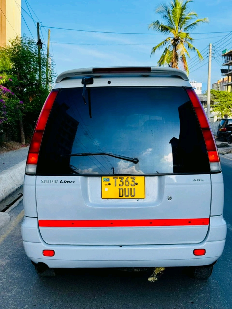 Toyota Noah Sr40 Van for Sale thumbnail 3