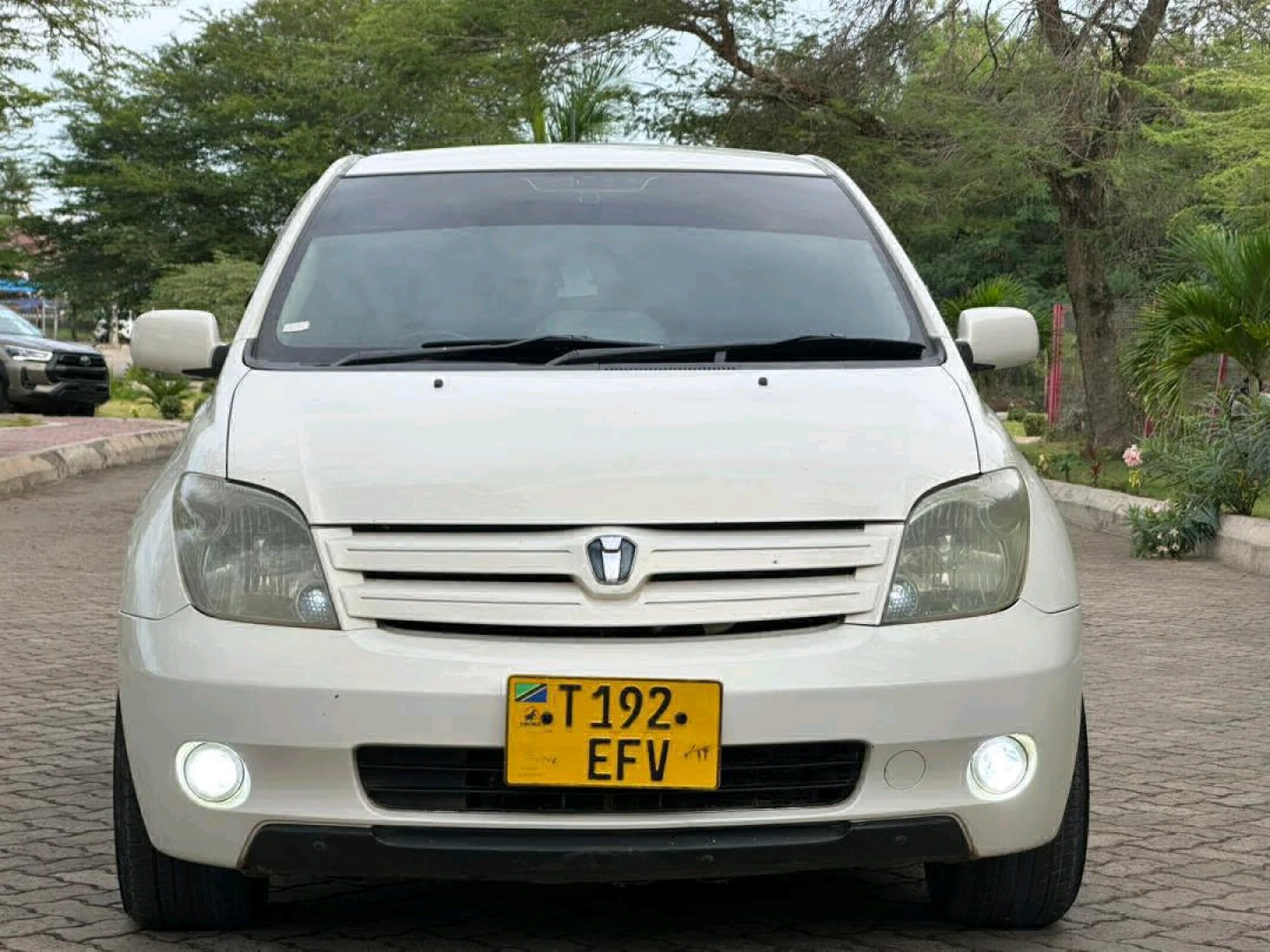Used White Toyota Ist Car 2005 Model