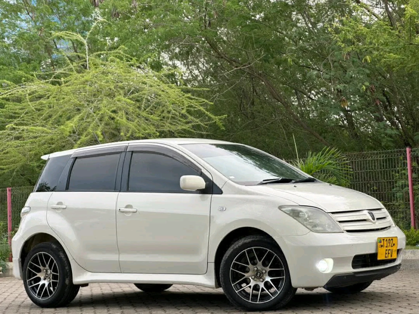 Used White Toyota Ist Car 2005 Model thumbnail 2