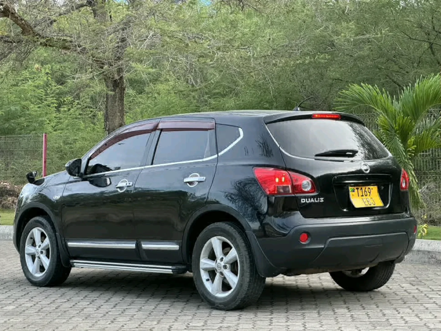 Black 2011 Nissan Dualis SUV (1990cc) thumbnail 4