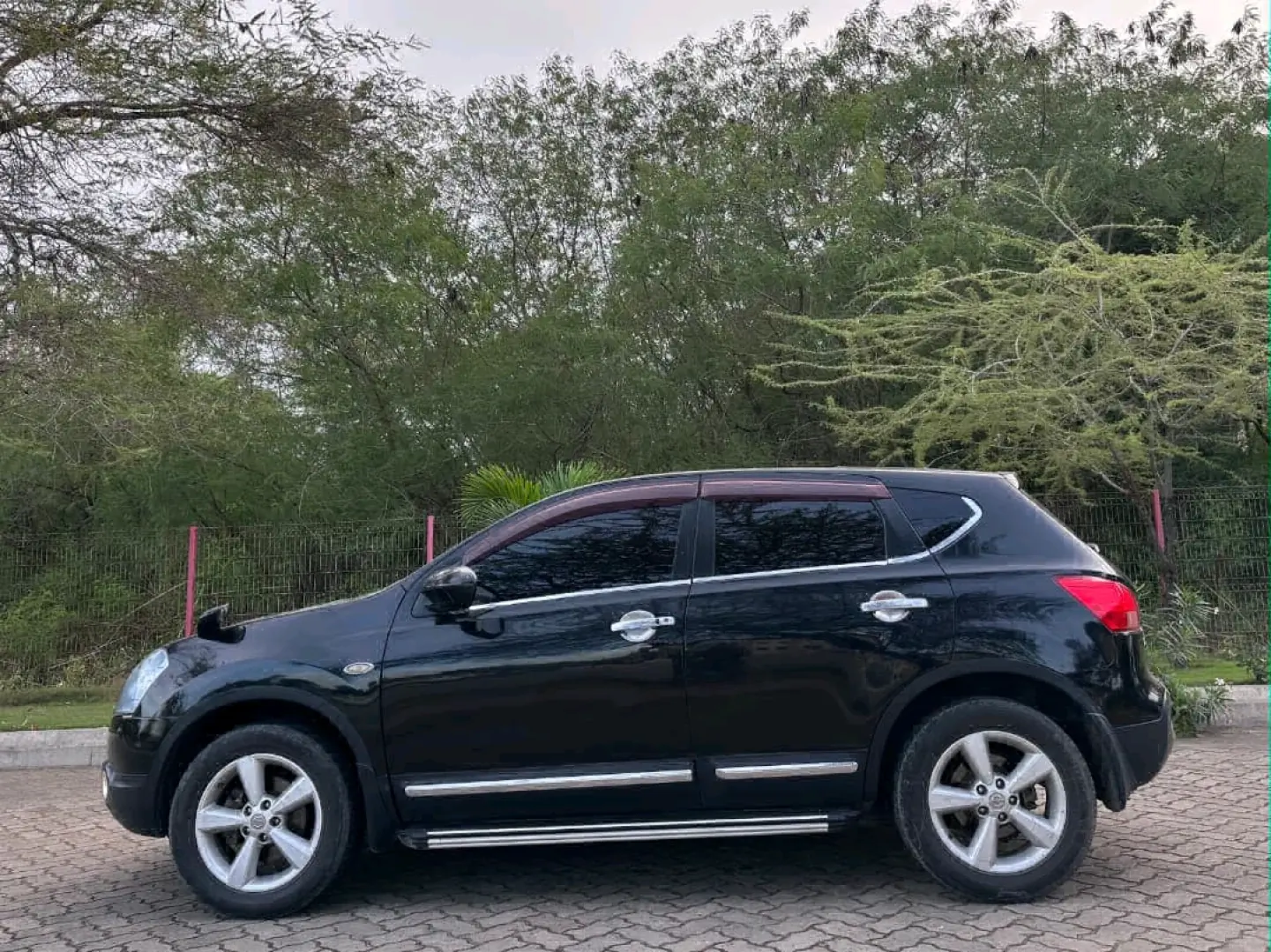 Black 2011 Nissan Dualis SUV (1990cc) thumbnail 5