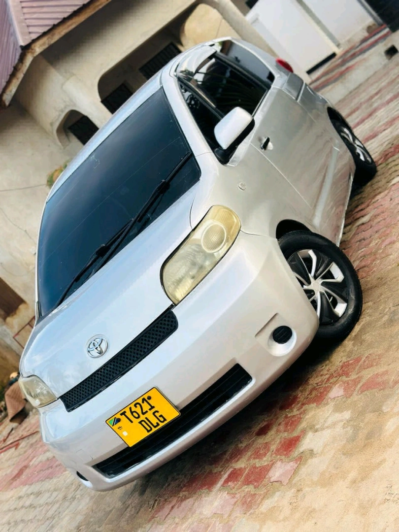 Toyota Porte DLG Silver thumbnail 2