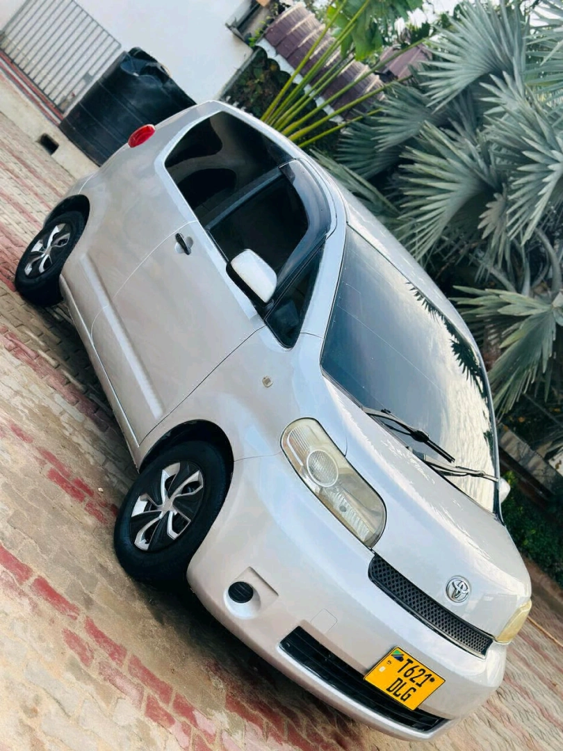 Toyota Porte DLG Silver thumbnail 3