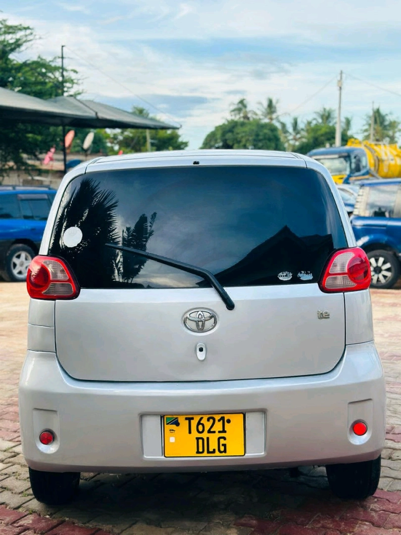 Toyota Porte DLG Silver thumbnail 4