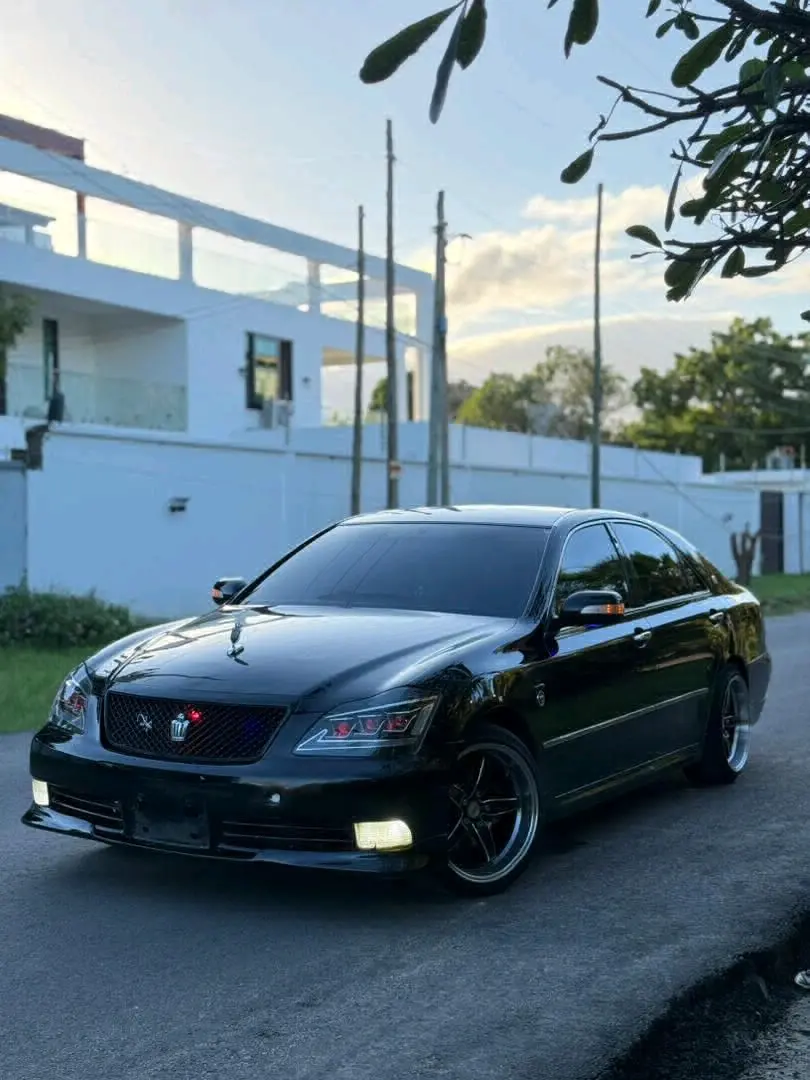 Toyota Crown Athlete thumbnail 2