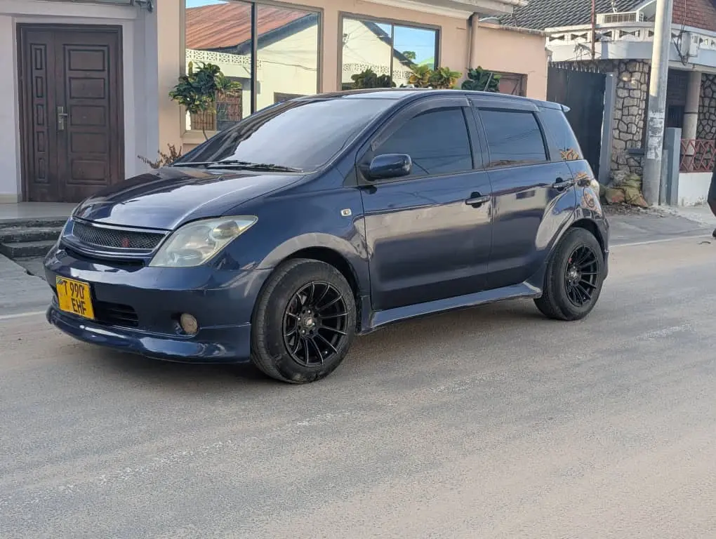 Toyota Ist EHF thumbnail 2