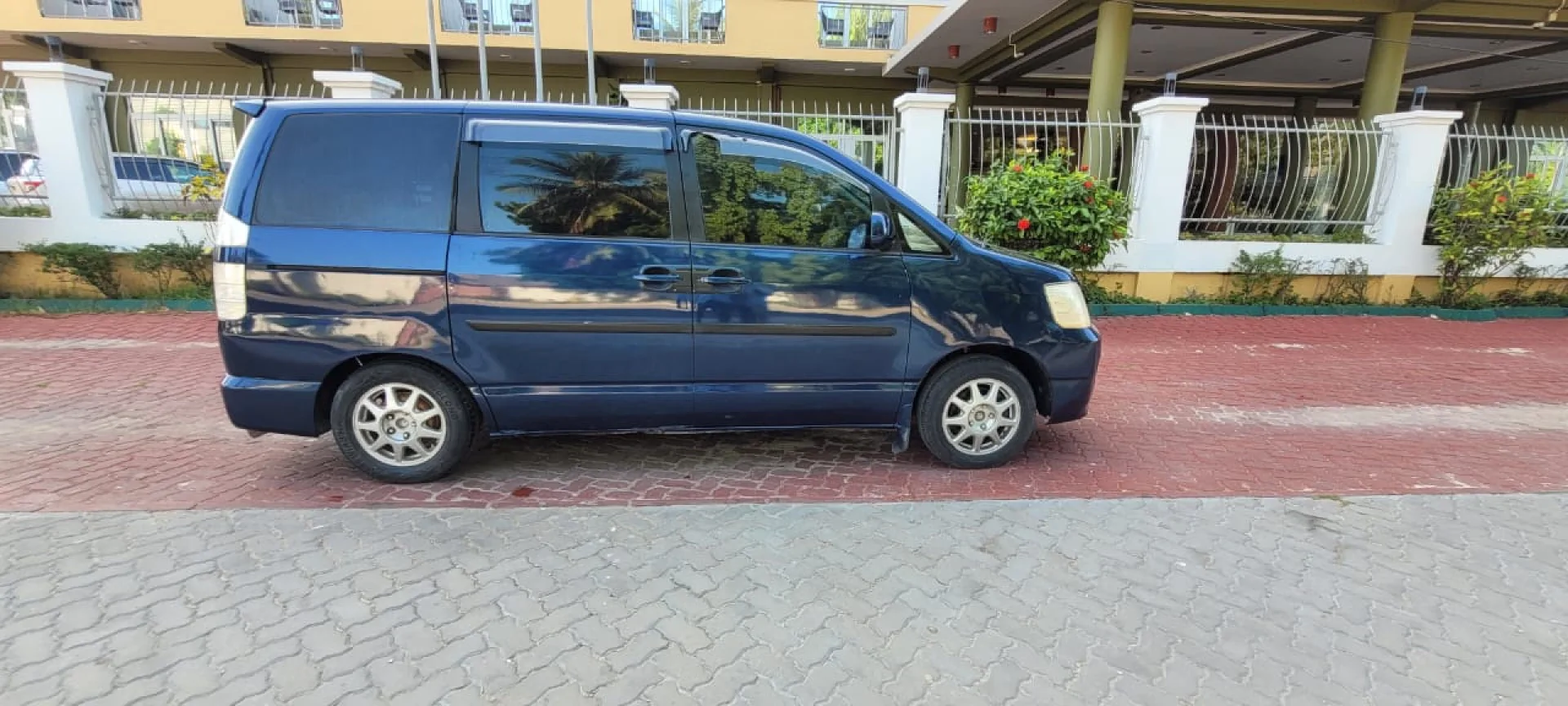 Toyota Noah Minivan 2004 New Model thumbnail 2
