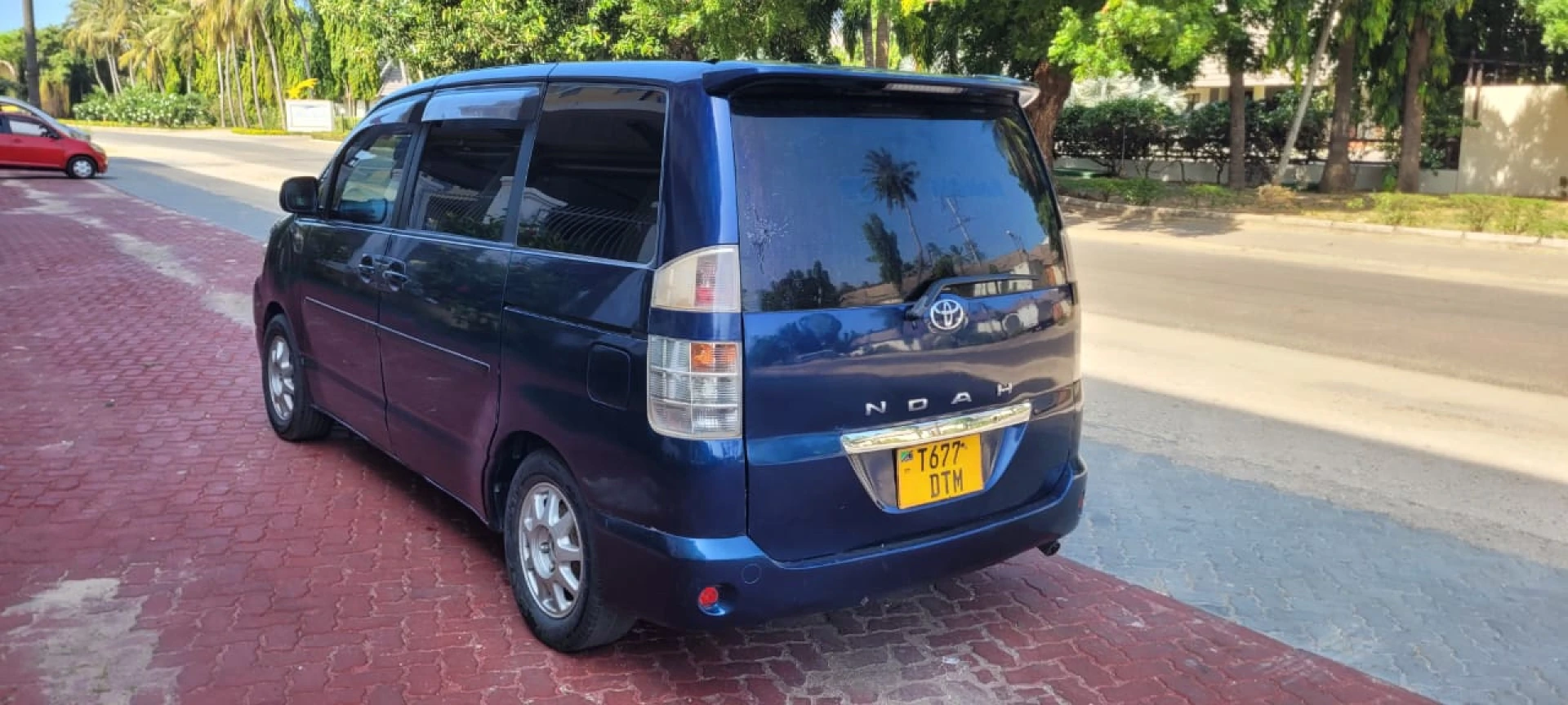 Toyota Noah Minivan 2004 New Model thumbnail 3