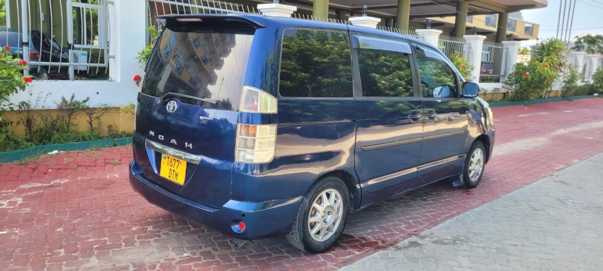 Toyota Noah Minivan 2004 New Model thumbnail 4