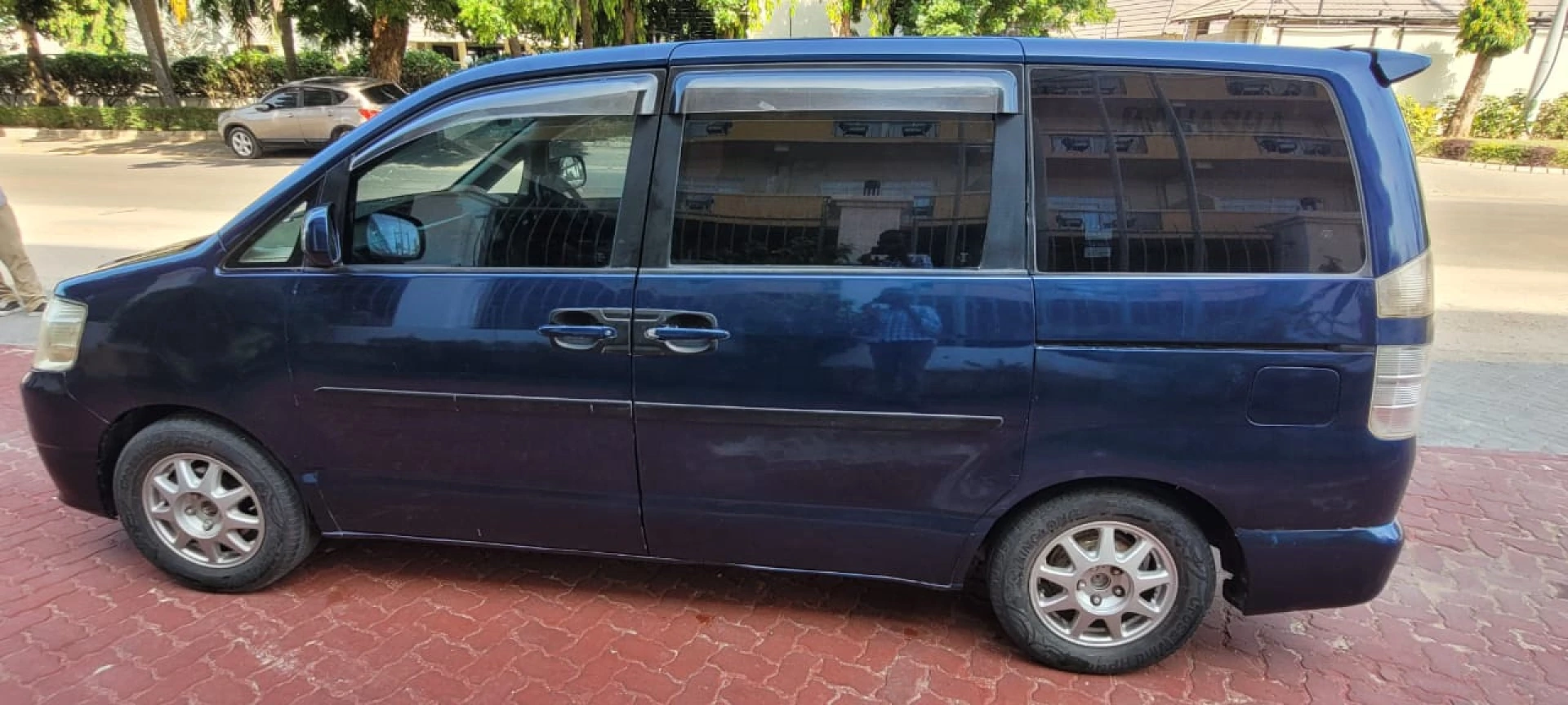 Toyota Noah Minivan 2004 New Model thumbnail 5