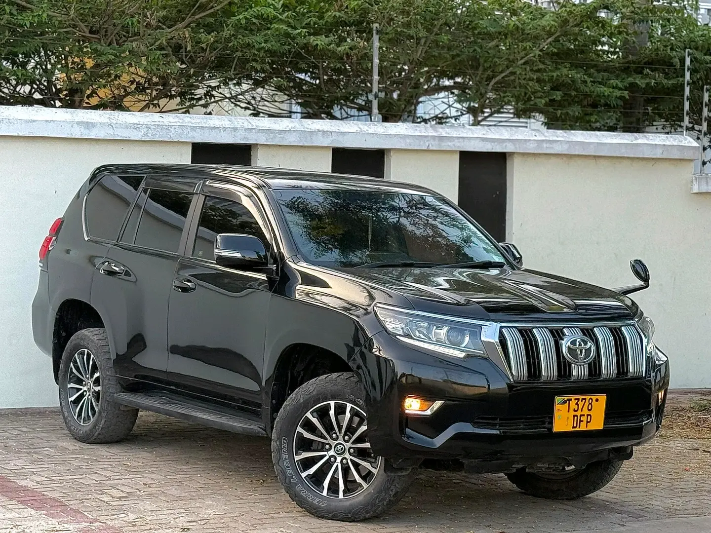 Toyota Land Cruiser Prado 2010 Nyeusi thumbnail 2