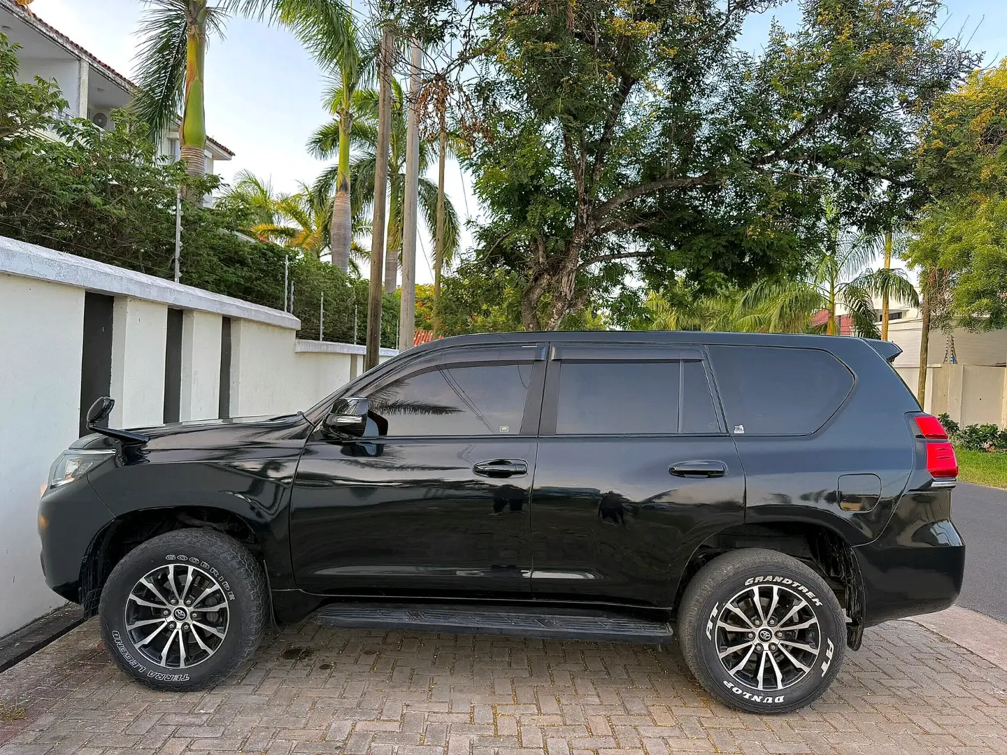 Toyota Land Cruiser Prado 2010 Nyeusi thumbnail 8