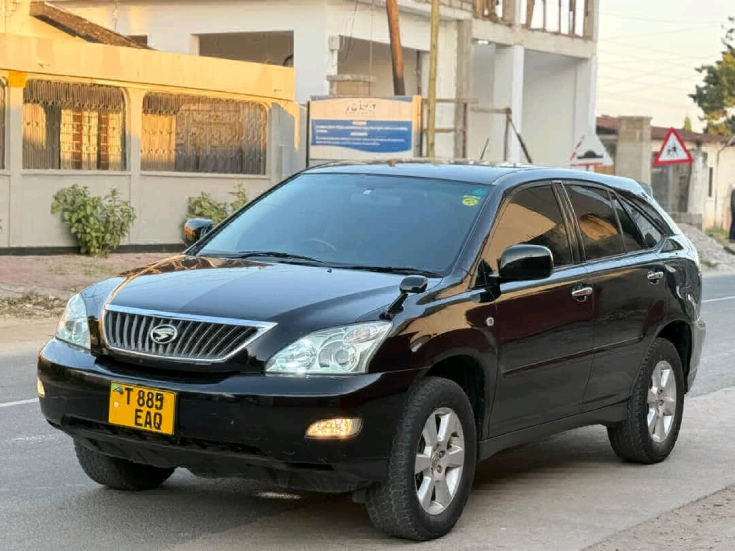 Black Toyota Harrier SUV 2360 CC thumbnail 5