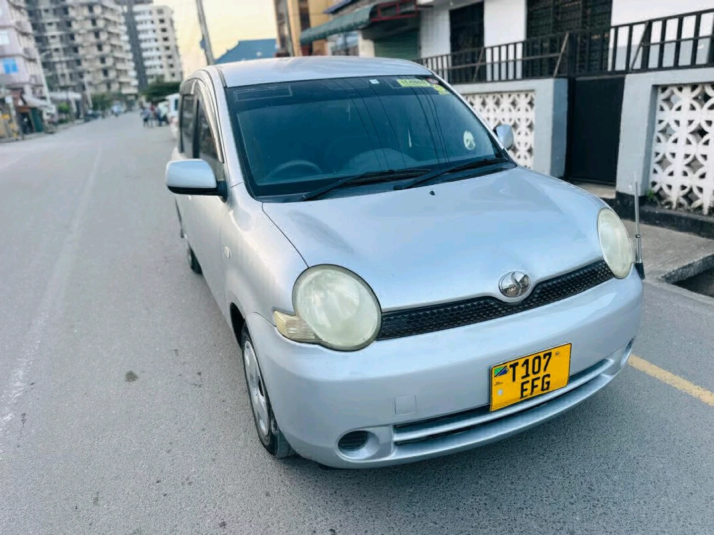 Toyota Sienta 2005 Silver Minivan For Sale thumbnail 3