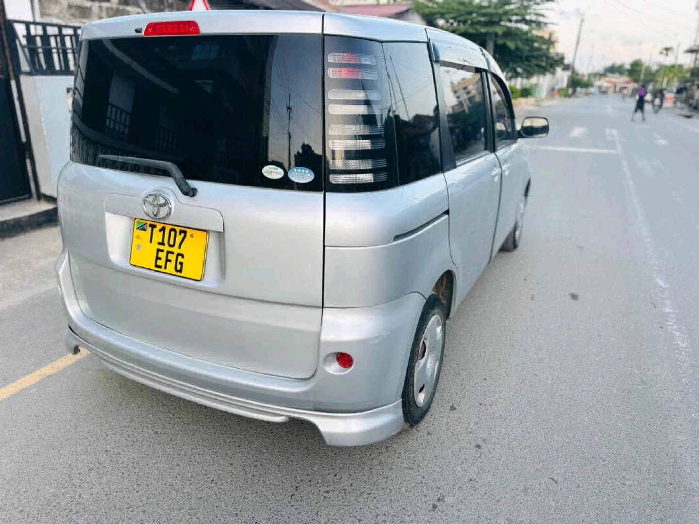 Toyota Sienta 2005 Silver Minivan For Sale thumbnail 4