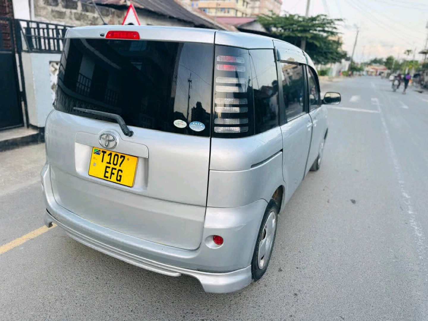 Toyota Sienta 2005 Silver Minivan For Sale thumbnail 5