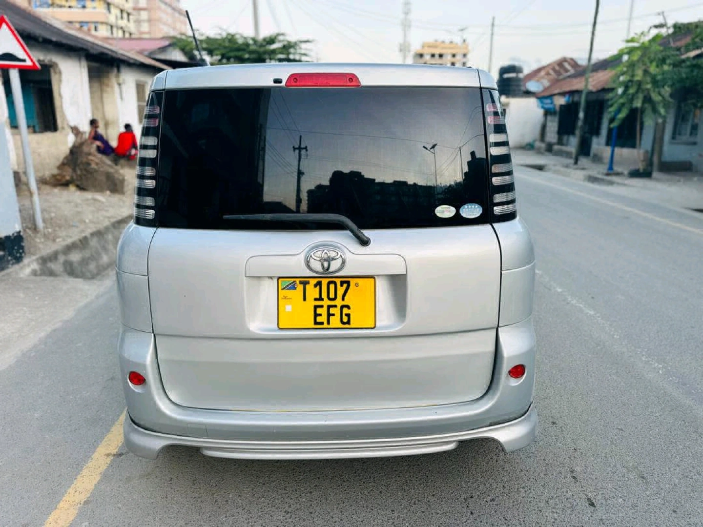 Toyota Sienta 2005 Silver Minivan For Sale thumbnail 6