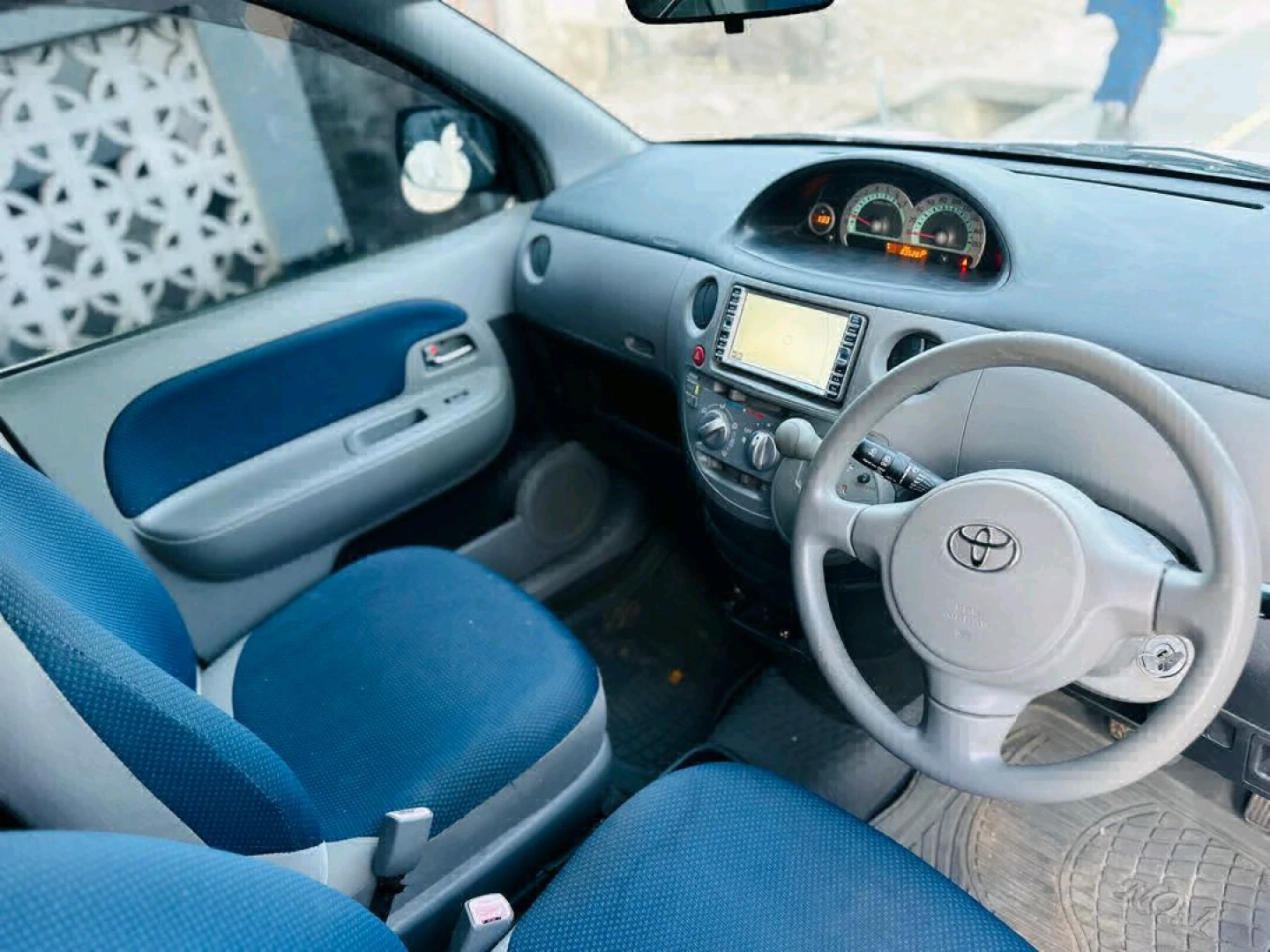 Toyota Sienta 2005 Silver Minivan For Sale thumbnail 9