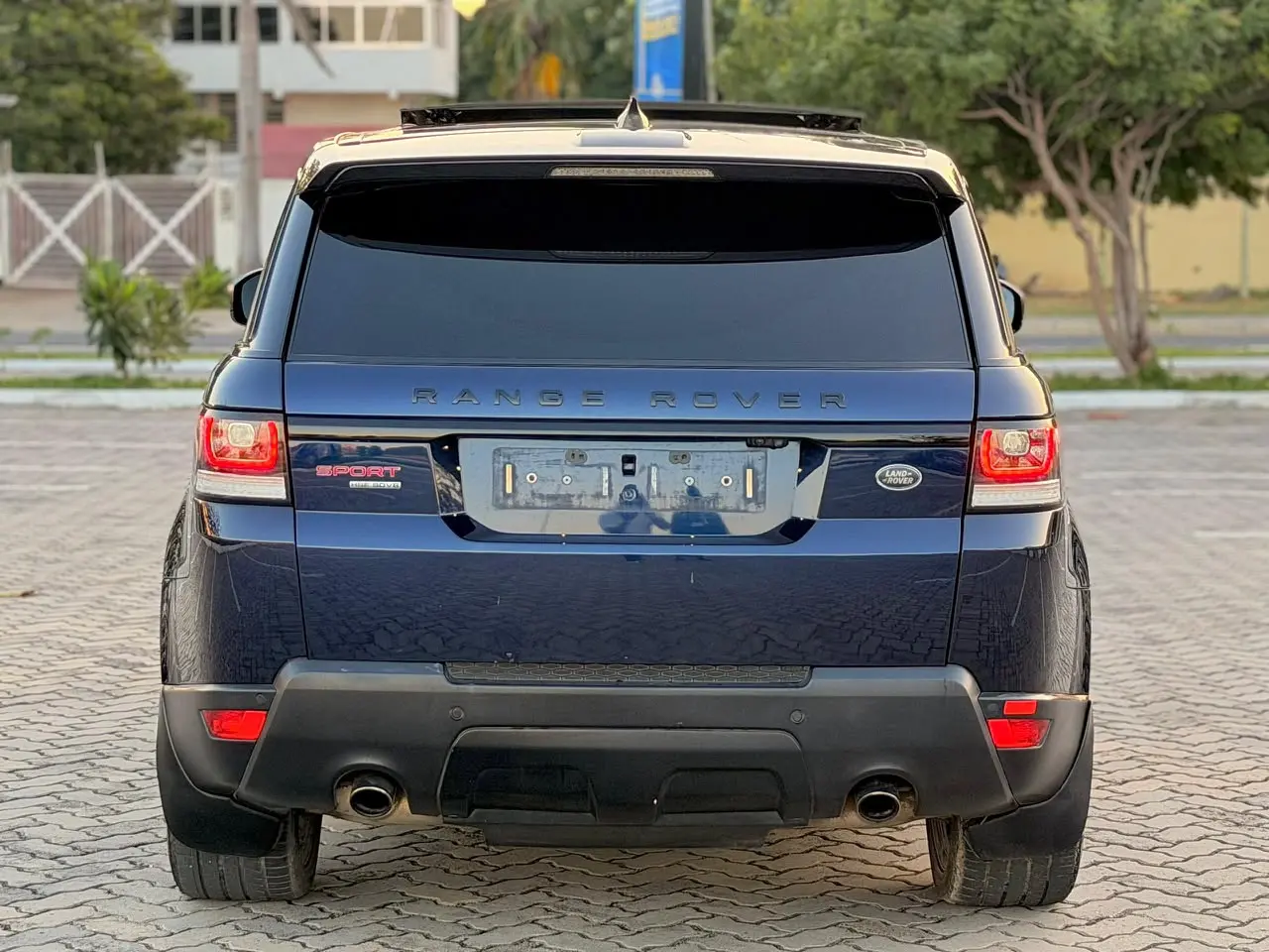 2017 Land Rover Range Rover Sport 4.4 SDV8 HSE thumbnail 3