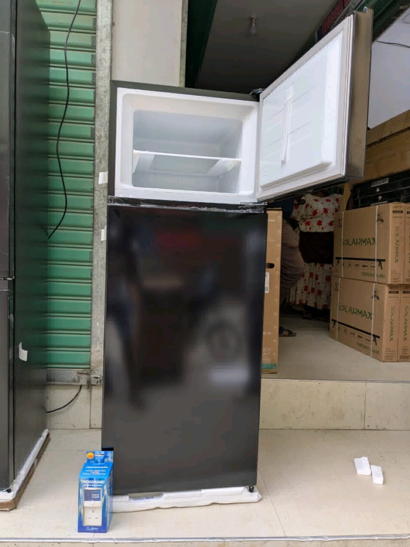 Black Hisense Two-Door Fridge 205 Liters thumbnail 2