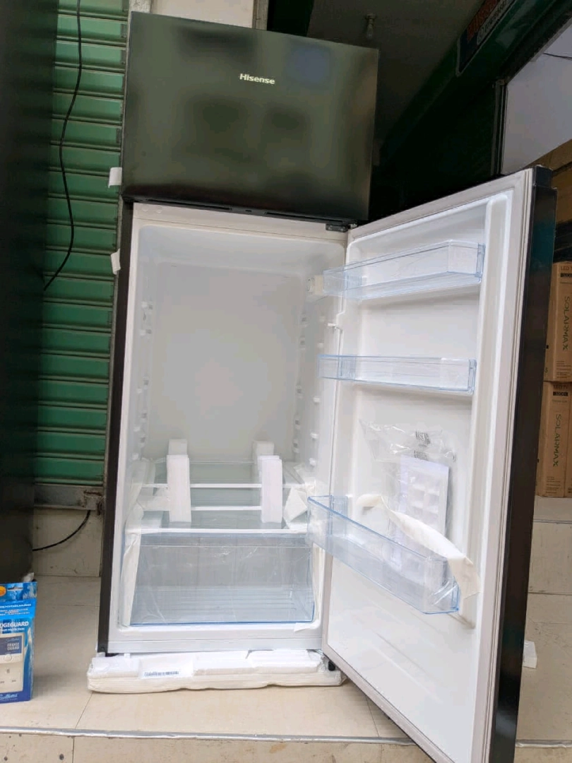 Black Hisense Two-Door Fridge 205 Liters thumbnail 3